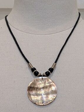 EUC Y2K Mother Of Pearl Centerpiece 19" Vintage Rope Necklace